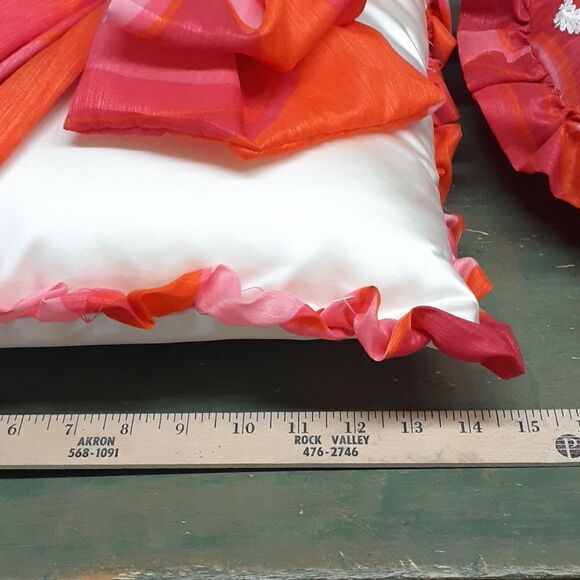 Georgous set of 2 decorator accent pillows. - Picture 6 of 7